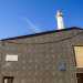 ...affissa sulla parete di un edificio, ai piedi del Faro San Cataldo
